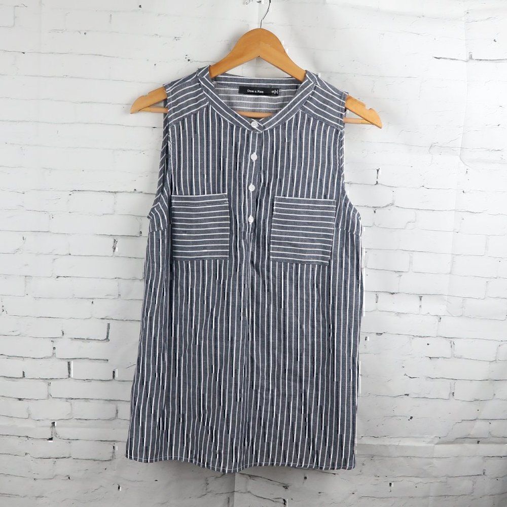 DOE & RAE GREY & WHITE STRIPE SLEEVELESS 1/2 BUTTON DOWN TOP SIZE SMALL